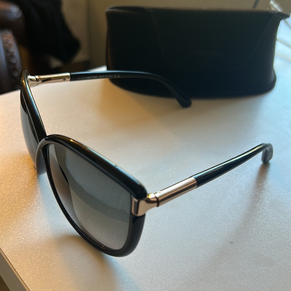 Tom Ford sunglasses, dark brown. Style name: Abbey.